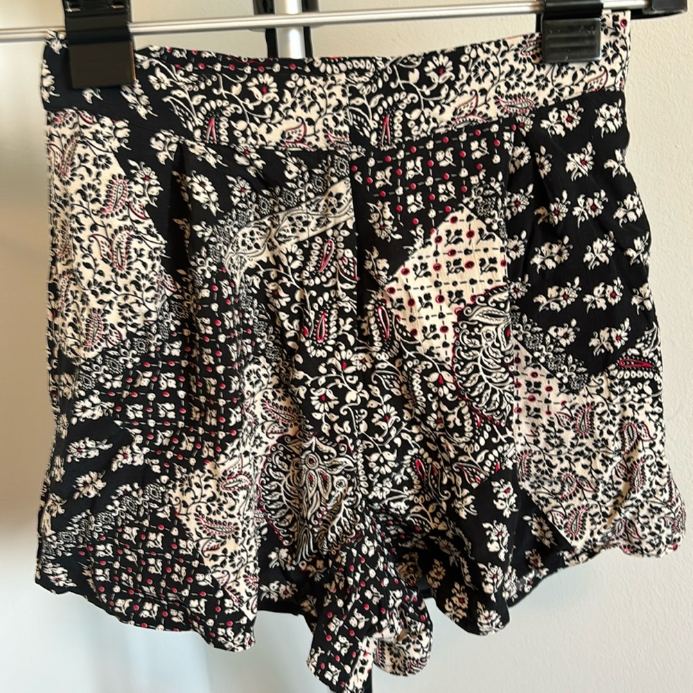 Pleated loose fitting shorts